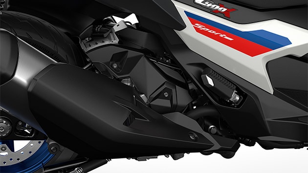 We see the single-cylinder combustion engine of the C 400 X.